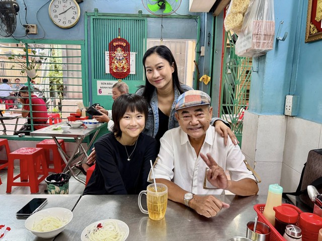 Diễn viên Việt Anh cùng bạn gái mới kém 30 tuổi gặp lại vợ cũ, khoảnh khắc check-in làm rõ mối quan hệ- Ảnh 3.