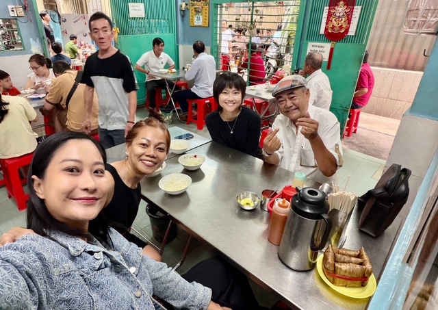 Diễn viên Việt Anh cùng bạn gái mới kém 30 tuổi gặp lại vợ cũ, khoảnh khắc check-in làm rõ mối quan hệ- Ảnh 2.