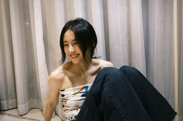 Sao nữ gen Z lộ vết bầm bất thường trên ngực và cánh tay - Ảnh 2.