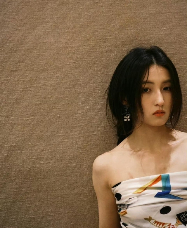 Sao nữ gen Z lộ vết bầm bất thường trên ngực và cánh tay - Ảnh 1.