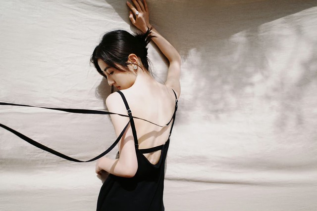 Sao nữ gen Z lộ vết bầm bất thường trên ngực và cánh tay - Ảnh 4.