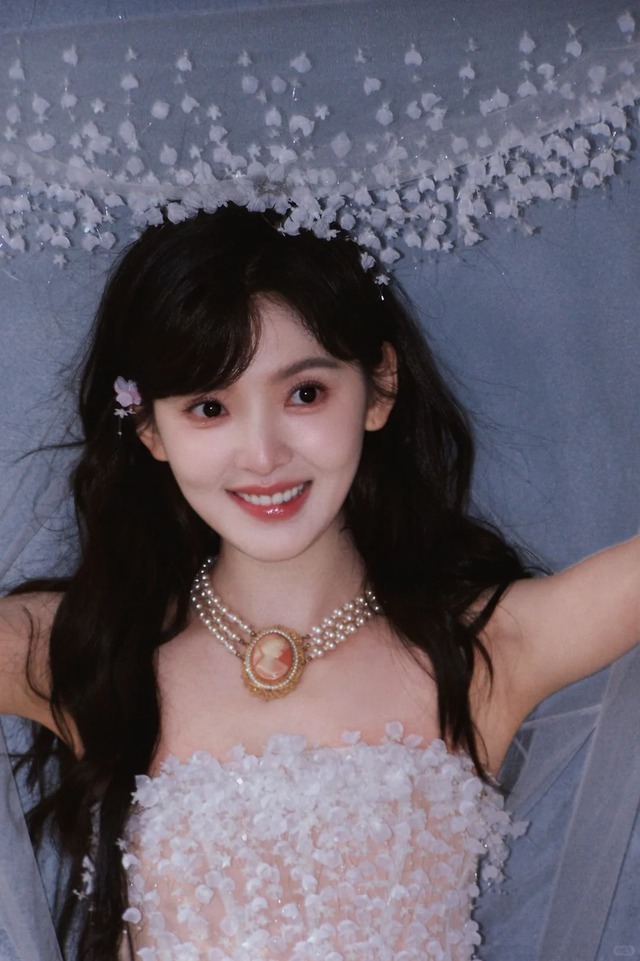 Cô gái khiến 10 triệu người say đắm nay tàn tạ vì ép cân, chỉ mặc vừa quần áo trẻ con 12 tuổi - Ảnh 1.