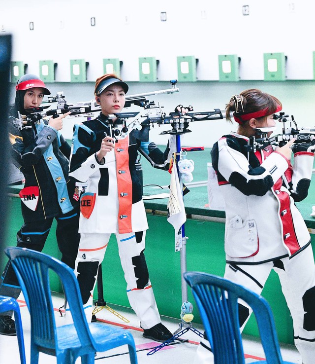 Phí Thanh Thảo vào sân khoác bộ đồ 13kg giá trăm triệu, đời thường ghép đôi với Lý Đức U22 Việt Nam cực hút fan- Ảnh 1.