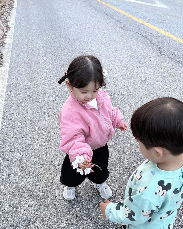 5 bước hướng dẫn thay vì giải quyết hộ con những xung đột giữa con và anh chị em trong nhà- Ảnh 2.