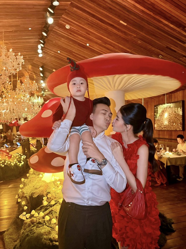 Noel này showbiz tưng bừng: 1 đôi khoe con gái, hội bạn 5 cặp vợ chồng Vbiz ăn tiệc trong biệt thự sang chảnh- Ảnh 3.