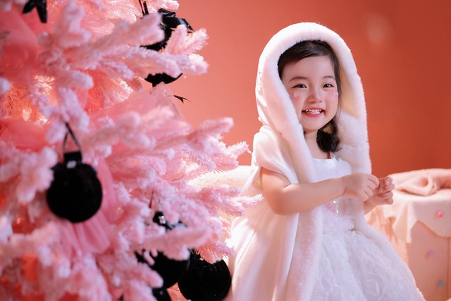 Lisa nhà Khánh Thi - Phan Hiển gây sốt Giáng sinh vì giao diện thiên thần, visual nét căng, xinh yêu quá đỗi!- Ảnh 5.