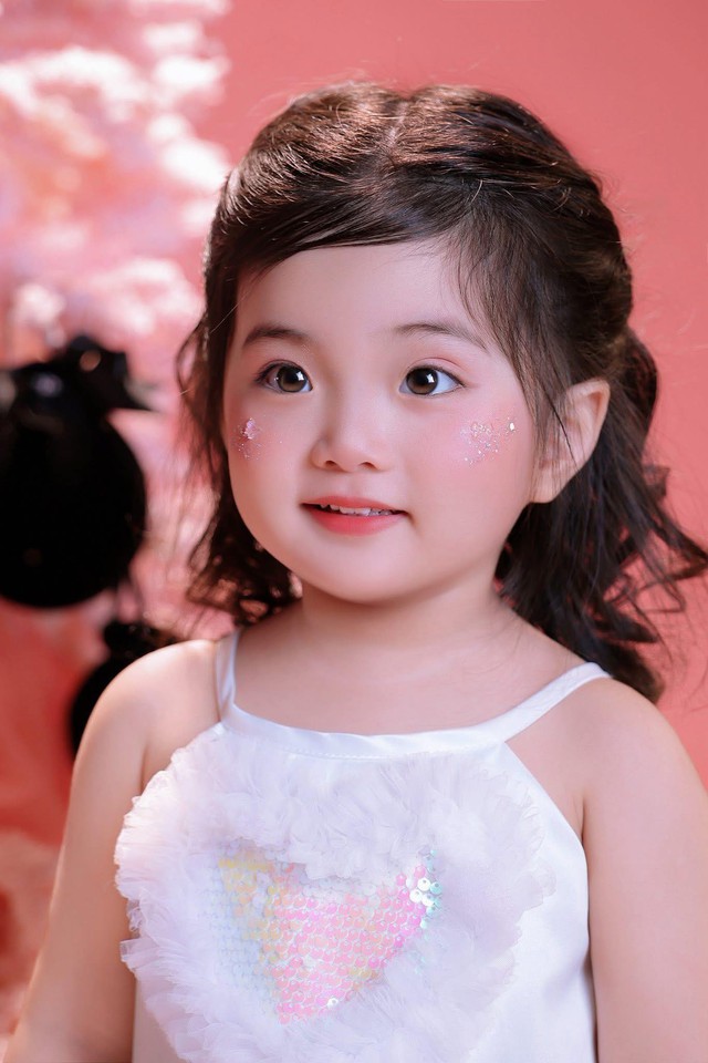 Lisa nhà Khánh Thi - Phan Hiển gây sốt Giáng sinh vì giao diện thiên thần, visual nét căng, xinh yêu quá đỗi!- Ảnh 1.