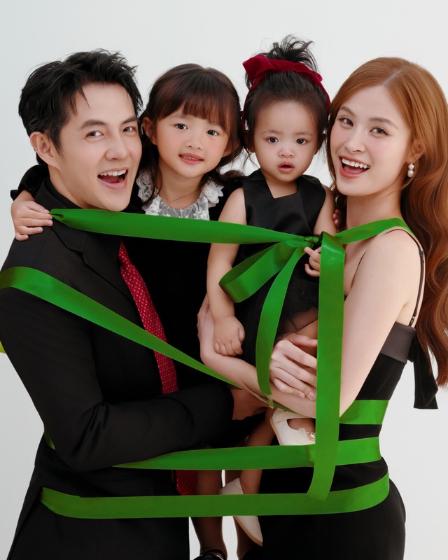 Noel này showbiz tưng bừng: 1 đôi khoe con gái, hội bạn 5 cặp vợ chồng Vbiz ăn tiệc trong biệt thự sang chảnh- Ảnh 1.