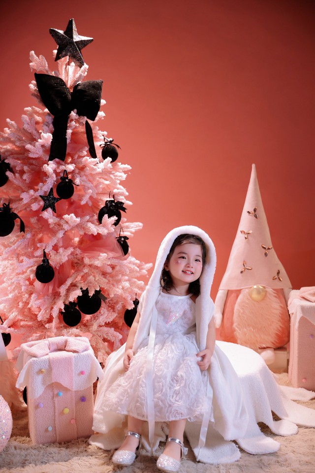 Lisa nhà Khánh Thi - Phan Hiển gây sốt Giáng sinh vì giao diện thiên thần, visual nét căng, xinh yêu quá đỗi!- Ảnh 3.