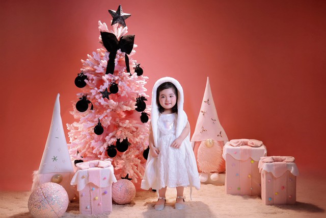 Lisa nhà Khánh Thi - Phan Hiển gây sốt Giáng sinh vì giao diện thiên thần, visual nét căng, xinh yêu quá đỗi!- Ảnh 4.