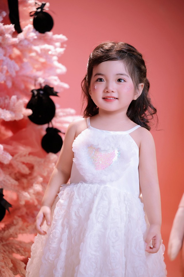 Lisa nhà Khánh Thi - Phan Hiển gây sốt Giáng sinh vì giao diện thiên thần, visual nét căng, xinh yêu quá đỗi!- Ảnh 2.