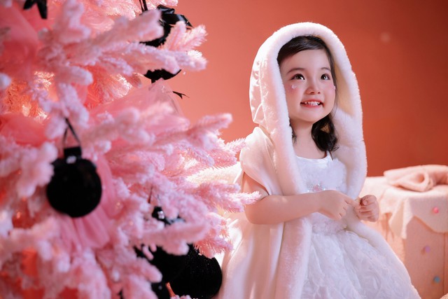 Lisa nhà Khánh Thi - Phan Hiển gây sốt Giáng sinh vì giao diện thiên thần, visual nét căng, xinh yêu quá đỗi!- Ảnh 6.