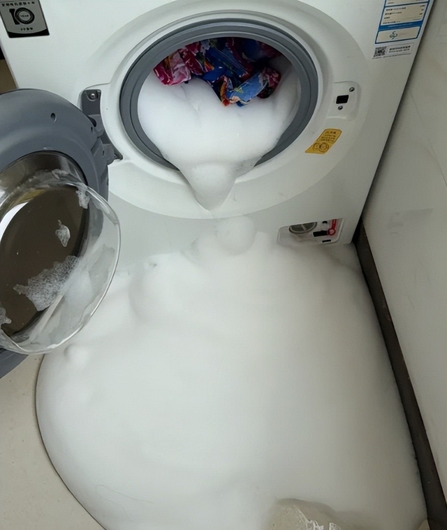 1 chi tiết ẩn ở máy giặt khiến quần áo càng giặt càng bẩn, 99% người không để ý- Ảnh 2.