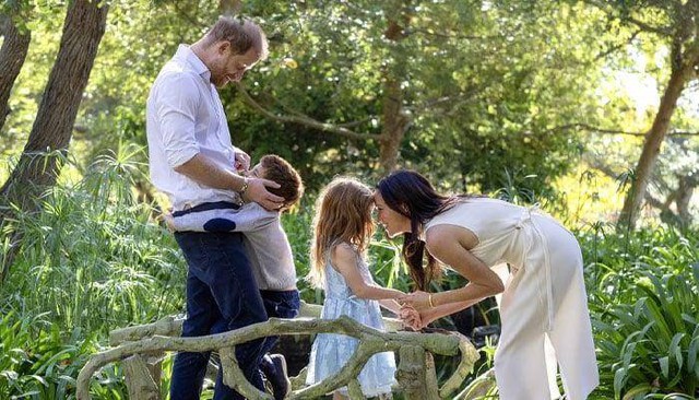 Lilibet nhận quà Giáng sinh "người lớn" bất ngờ: Chi tiết nhỏ hé lộ tâm tư thật của bà mẹ thị phi nhất Hoàng gia- Ảnh 1.