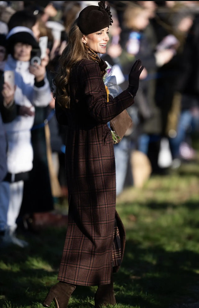 Từng hối hận vì mặc sai đồ đi lễ nhà thờ, năm nay Kate "phục thù" bằng bản phối không thể chê vào đâu được- Ảnh 2.