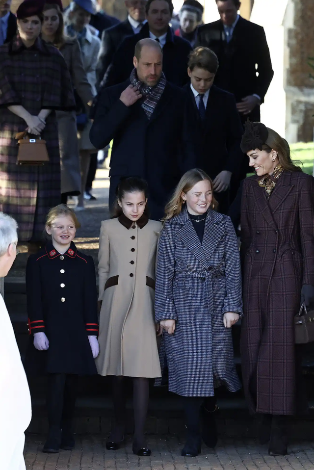 Nhìn Charlotte tíu tít bên các chị em họ, Thân vương William thốt lên một câu khiến cha mẹ nào cũng rưng rưng đồng cảm- Ảnh 4.