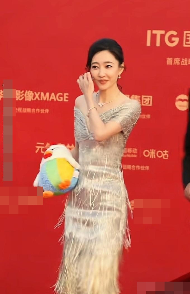 Nhan sắc tàn tạ đáng thương của nữ diễn viên phim giờ vàng sau khi chồng đại gia bị bắt- Ảnh 4. Nhan sắc tàn tạ đáng thương của nữ diễn viên phim giờ vàng sau khi chồng đại gia bị bắt- Ảnh 4.