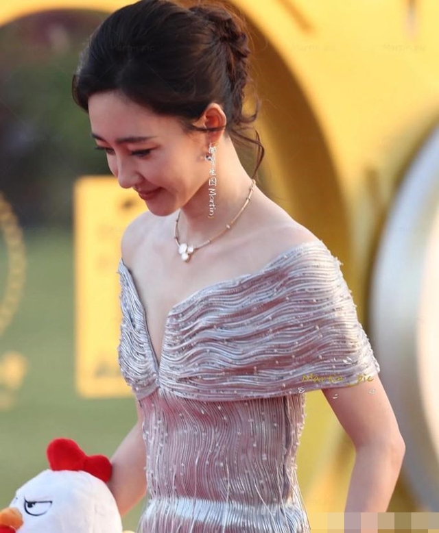 Nhan sắc tàn tạ đáng thương của nữ diễn viên phim giờ vàng sau khi chồng đại gia bị bắt- Ảnh 3. Nhan sắc tàn tạ đáng thương của nữ diễn viên phim giờ vàng sau khi chồng đại gia bị bắt- Ảnh 3.