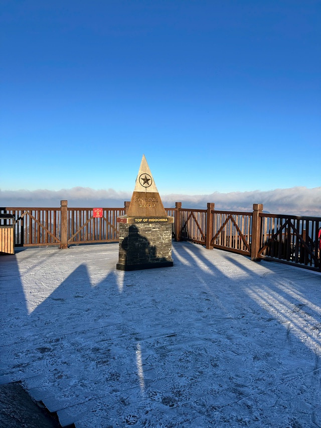 Một nơi tại Việt Nam nhiệt độ xuống 1 độ C, băng tuyết phủ trắng xóa- Ảnh 1.