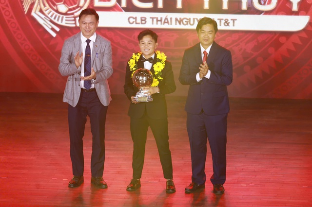 Cầu thủ bị trọng tài "cướp" bàn thắng ở SEA Games xúc động khi giành QBV: "Mong ba trên trời thấy con ngày hôm nay"- Ảnh 1.