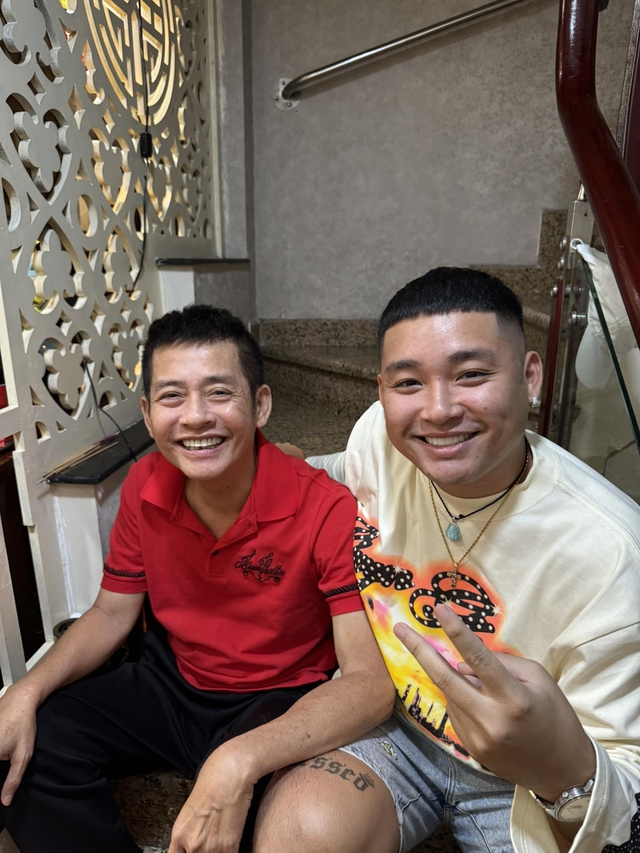 Xúc động khoảnh khắc NS Tấn Beo ngồi xe lăn đến đám cưới con trai, cố đi tập tễnh trong nước mắt- Ảnh 1.