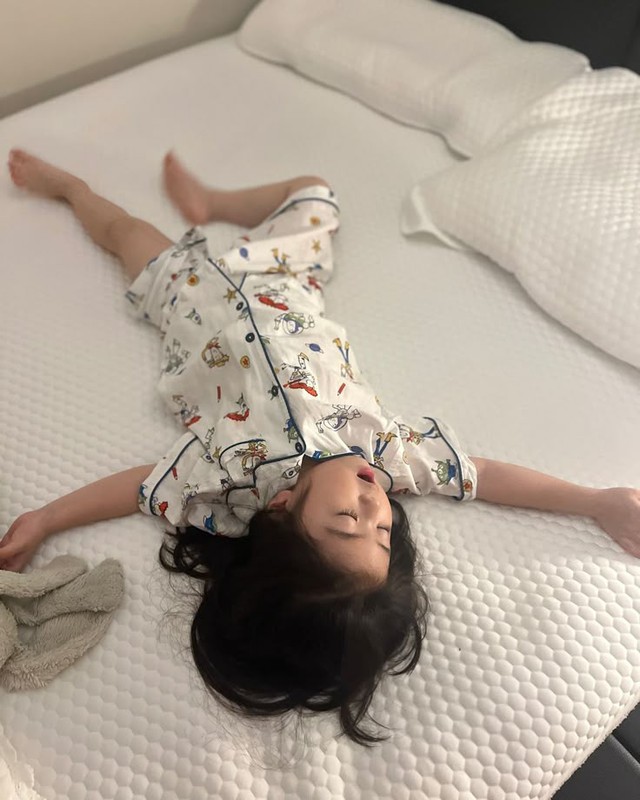 Không phải mẹ lười nên "bắt" con ngủ đâu, 1 em bé ngủ xuyên đêm thật sự có rất nhiều điều đặc biệt- Ảnh 1.