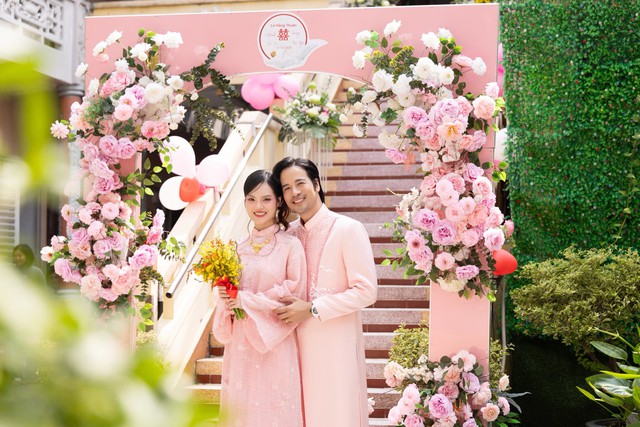 Đám cưới nam diễn viên Vbiz và vợ bác sĩ kém 16 tuổi: Cô dâu chú rể sánh đôi, dàn sao nổi tiếng tham dự- Ảnh 12.