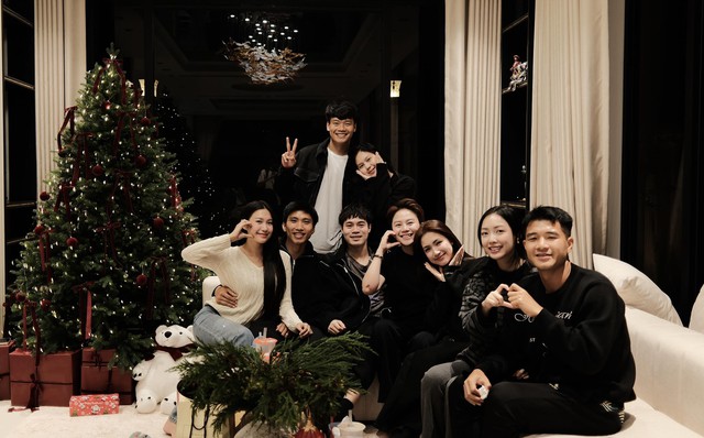 Hoà Minzy đi chơi cùng dàn cầu thủ đình đám bóng đá Việt nhưng dân tình chỉ gọi tên một người- Ảnh 1.