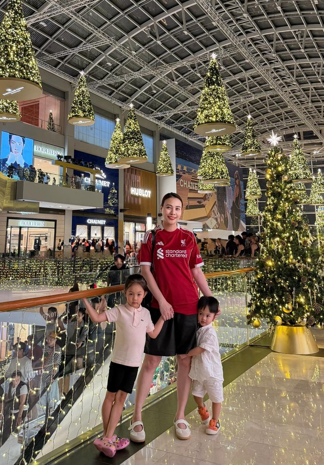 Hội hào môn "bung nóc" mùa Giáng sinh: Midu khoá môi Minh Đạt, xem biệt thự của Phạm Hương - Lan Khuê mà loá mắt- Ảnh 13. Hội hào môn "bung nóc" mùa Giáng sinh: Midu khoá môi Minh Đạt, xem biệt thự của Phạm Hương - Lan Khuê mà loá mắt- Ảnh 13.