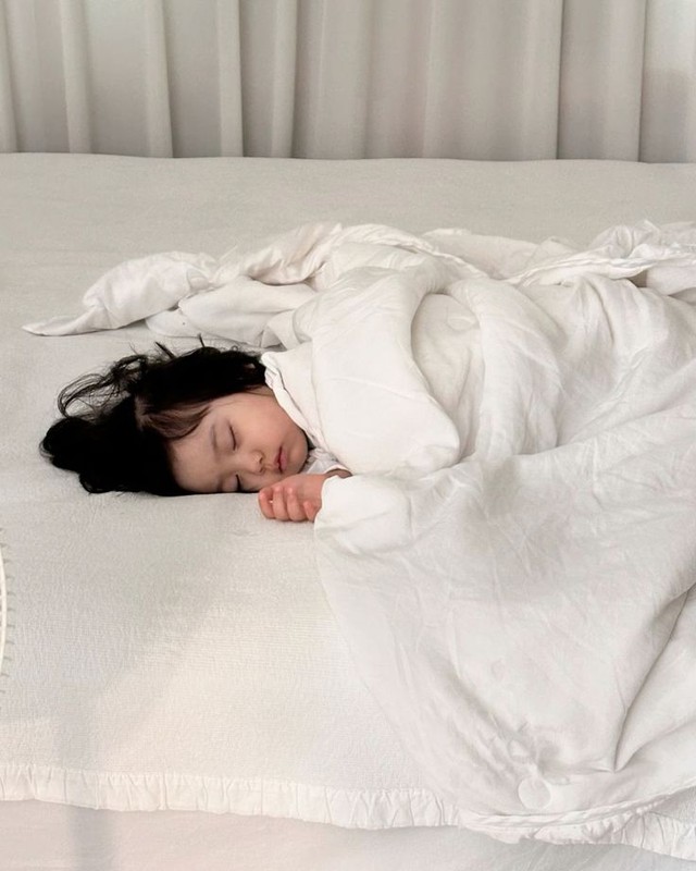 Không phải mẹ lười nên "bắt" con ngủ đâu, 1 em bé ngủ xuyên đêm thật sự có rất nhiều điều đặc biệt- Ảnh 2.