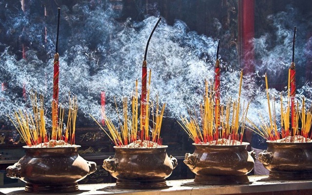 5 thói quen thắp hương tưởng là chu đáo nhưng âm thầm làm bàn thờ nặng khí- Ảnh 1.