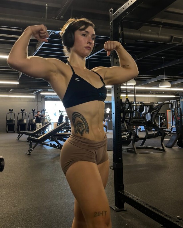 Cô gái mặt xinh như thiên thần nhưng nhìn bắp tay cuồn cuộn, body 6 múi săn chắc thì tất cả ngỡ ngàng- Ảnh 3.