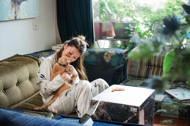 Nữ giám đốc độc thân sống trong căn hộ 90m2, thuê thêm căn 35m2 mở quầy bar mini mời hàng xóm đến xập xình- Ảnh 1.