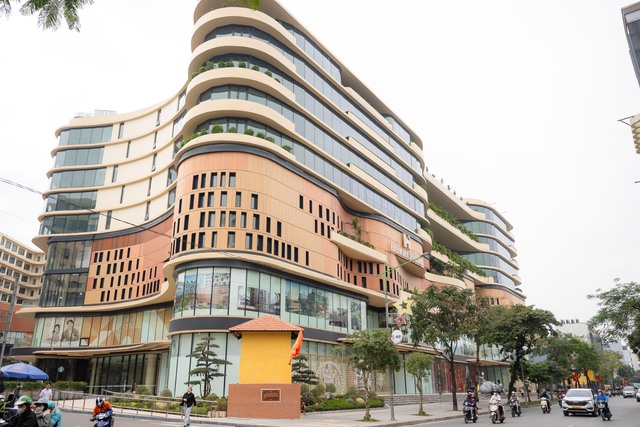 TTTM Hanoi Centre vừa ra mắt Hà Nội: Không gian sang như khách sạn 5 sao, kỳ công bảo tồn cây đa giữa khuôn viên- Ảnh 1.