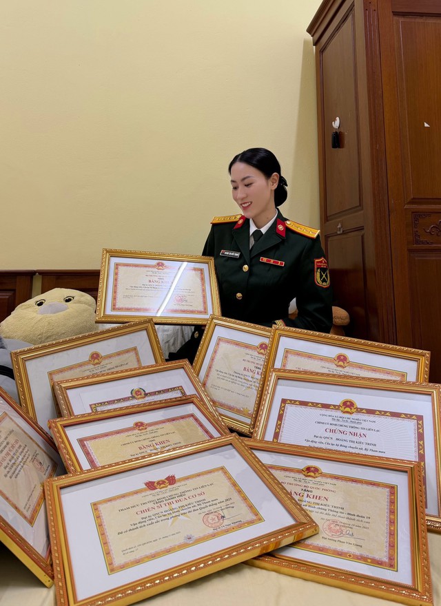 Hoa khôi bóng chuyền mang hàm Đại uý gây sốt với ảnh tổng kết 2025: Visual xinh đẹp, thành tích cực "khủng"!- Ảnh 1.