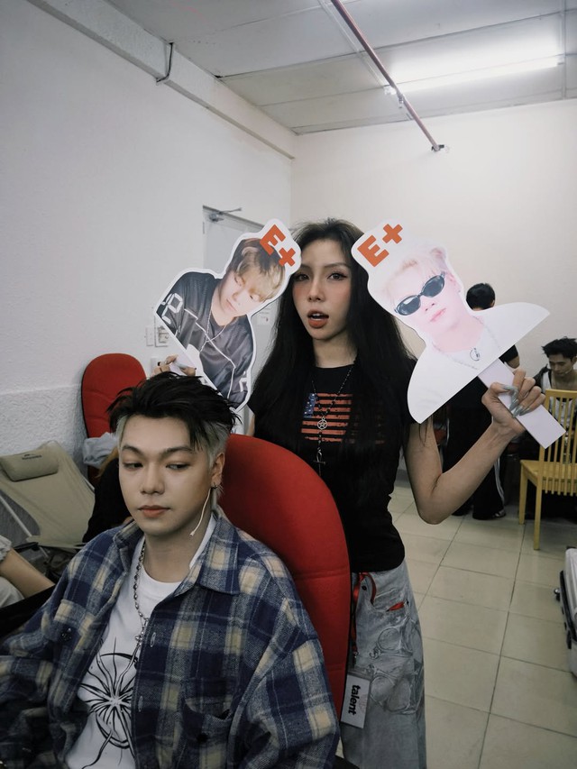 “Cá thể boy phố” nẹt pô tưng bừng chở người yêu tại concert Anh Trai Say Hi, nhà gái xuất sắc từ visual tới dáng- Ảnh 3.