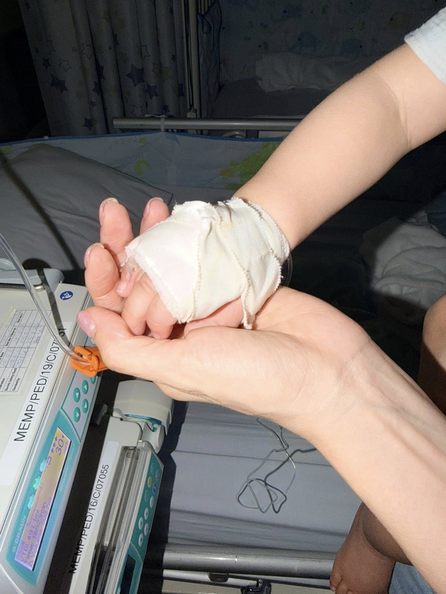 Sao Vbiz bất an vì con 2 ngày 2 đêm không ngủ, liên tục nôn ói- Ảnh 1.