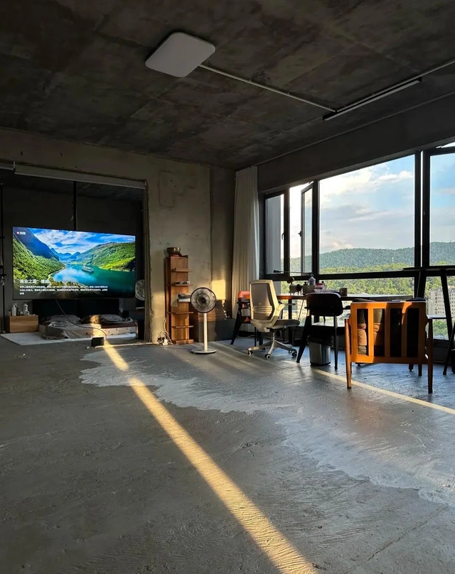 Chàng trai sống “trần trụi” giữa sàn vữa tường xi măng hút 500.000 like - Ảnh 1.