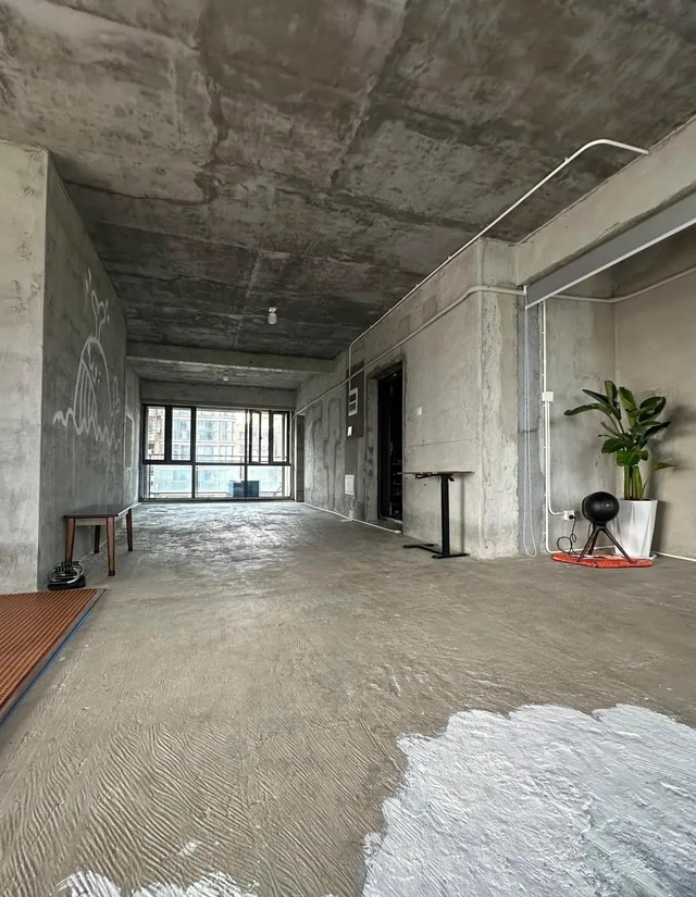 Chàng trai sống “trần trụi” giữa sàn vữa tường xi măng hút 500.000 like - Ảnh 2.