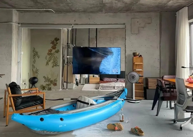 Chàng trai sống “trần trụi” giữa sàn vữa tường xi măng hút 500.000 like - Ảnh 3.