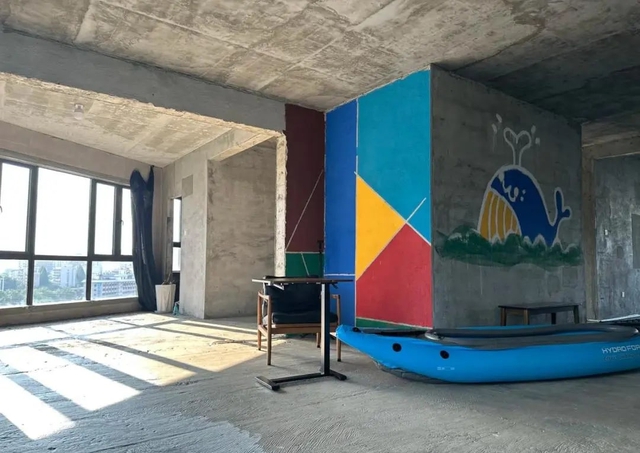 Chàng trai sống “trần trụi” giữa sàn vữa tường xi măng hút 500.000 like - Ảnh 4.