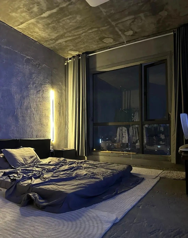 Chàng trai sống “trần trụi” giữa sàn vữa tường xi măng hút 500.000 like - Ảnh 5.