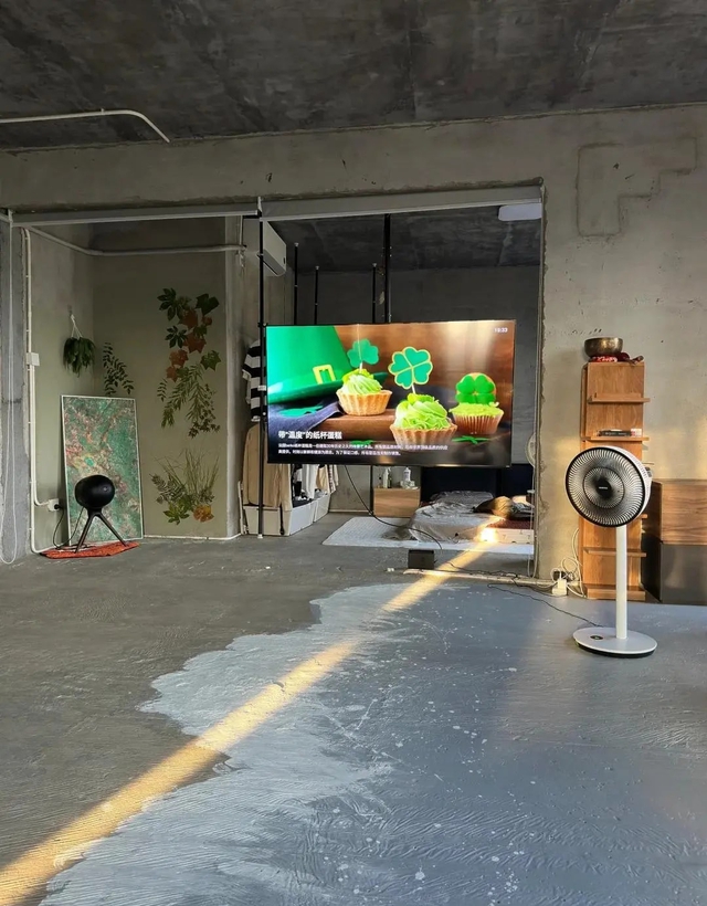 Chàng trai sống “trần trụi” giữa sàn vữa tường xi măng hút 500.000 like - Ảnh 6.