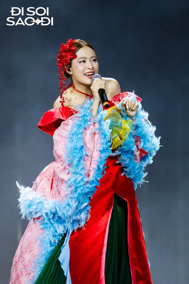 Bắt cận visual Hoàng Thuỳ Linh qua camera thường, 1 chi tiết trên gương mặt gây chú ý- Ảnh 1.