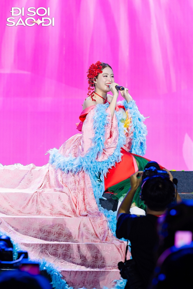 Bắt cận visual Hoàng Thuỳ Linh qua camera thường, 1 chi tiết trên gương mặt gây chú ý- Ảnh 3.