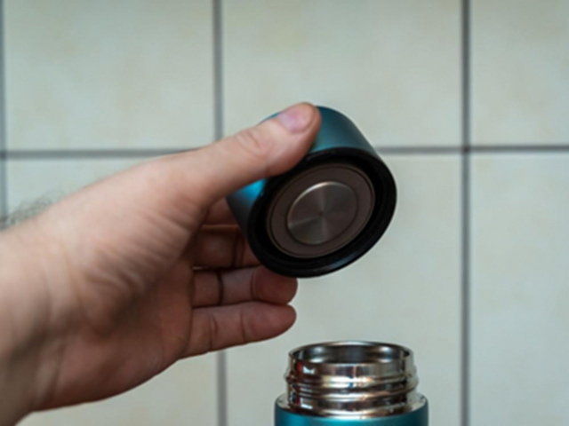 Cô gái tiêu chảy nặng sau khi uống nước trong cốc giữ nhiệt, thứ đáng sợ xuất hiện khi mở nắp ra- Ảnh 1.