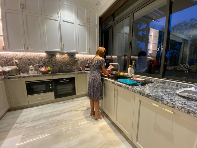 Nữ nghệ sĩ tái hôn với đại gia, được "chiều như trứng mỏng", sống sang chảnh trong biệt thự 200m²- Ảnh 19.