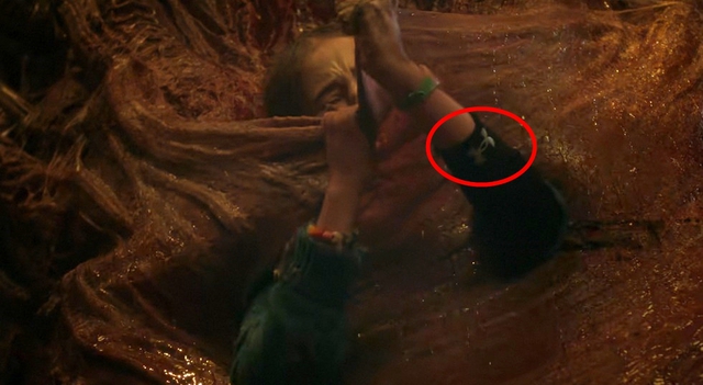 Làn sóng tẩy chay bom tấn 10.000 tỷ dâng cao dữ dội: Sạn nhặt mãi không hết, nữ chính vất vưởng như quần chúng- Ảnh 5.