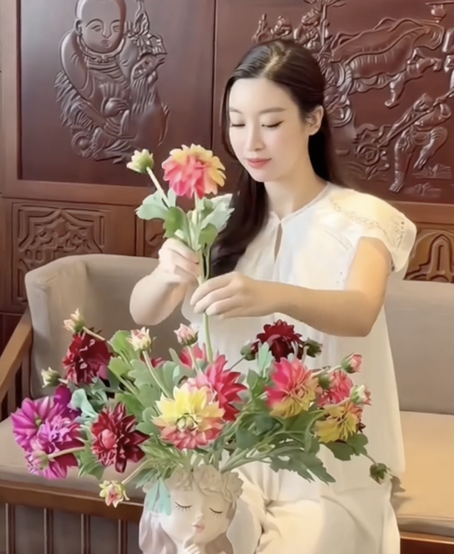 Đỗ Mỹ Linh trổ tài cắm hoa, khoe cuộc sống "dâu hào môn", vóc dáng gây chú ý giữa tin đồn mang bầu lần 2- Ảnh 1.