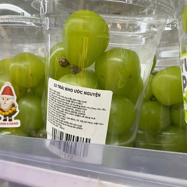 Cảnh tượng lạ trong siêu thị sát Tết dương: Tất cả là tại trend "ăn 12 quả nho"!- Ảnh 1.